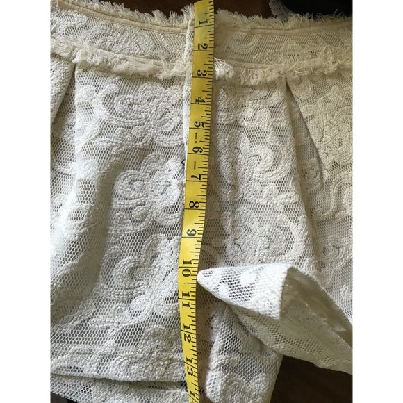 New J.O.A. Lace Fringe Hem Pleated Shorts Cream - Picture 3 of 9